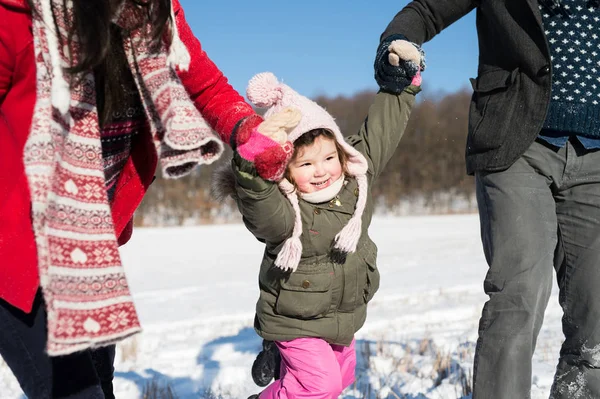 Père et mère avec leur fille en promenade, nature hivernale . — Photo