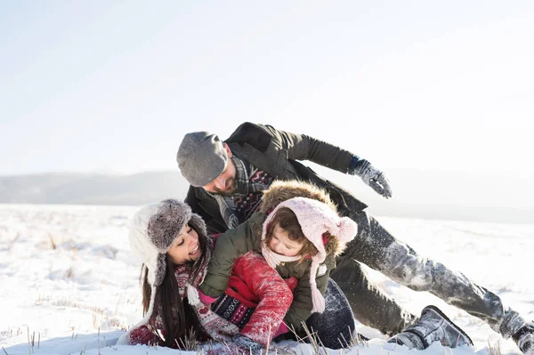 Far, mor och deras dotter ha kul i vinter natur. — Stockfoto