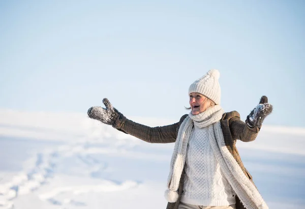 Piękna kobieta senior na spacer w słoneczny zima natura — Zdjęcie stockowe