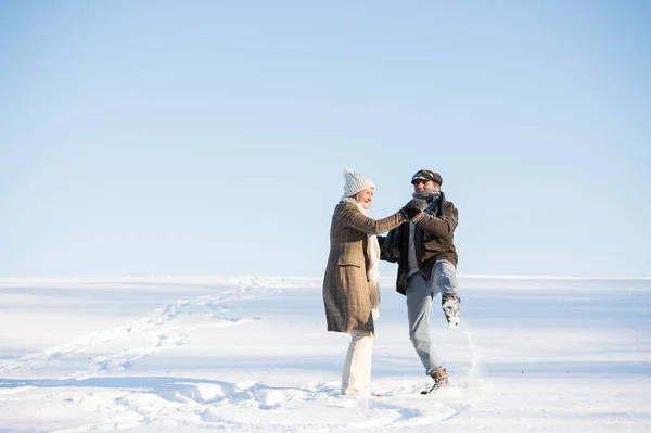 Старшая пара на прогулке на солнечной зимней природе — стоковое фото