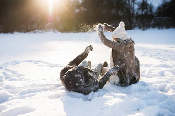 日当たりの良い冬の自然で美しいシニア カップル. — ストック写真