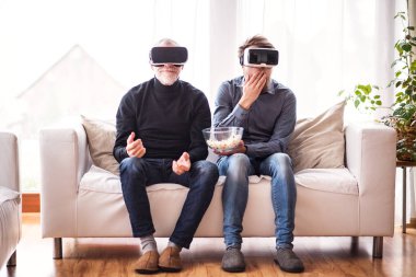 Hipster oğlu ve Vr üst düzey, babasıyla evde koruyucu gözlük.