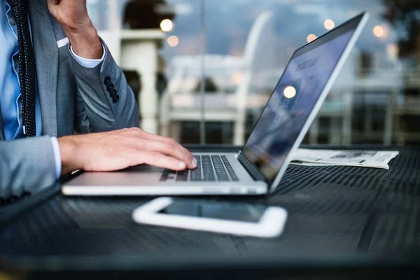 Rijpe zakenman met laptop op een terras van het hotel. — Stockfoto