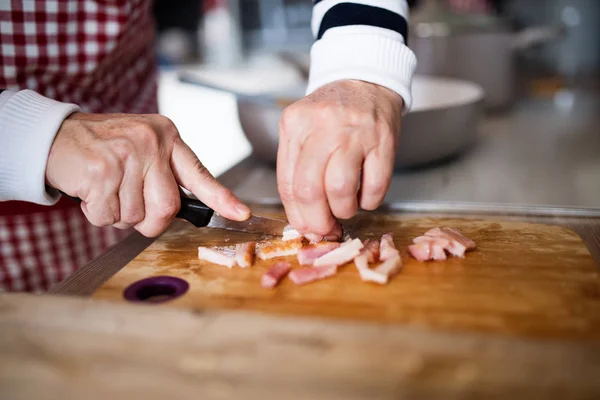 Donna anziana che cucina a casa . — Foto Stock