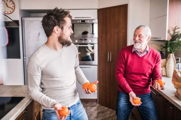 Hipster hijo con su padre mayor en la cocina . — Foto de Stock