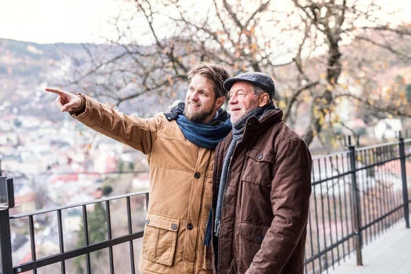 Üst düzey baba ve genç oğlu bir yürüyüş. — Stok fotoğraf