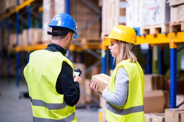 Jeunes travailleurs d'entrepôt travaillant ensemble . — Photo