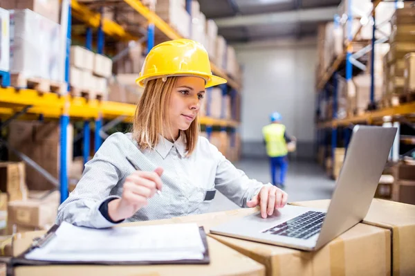 Jóvenes trabajadores de almacén con portátil de trabajo . — Foto de Stock