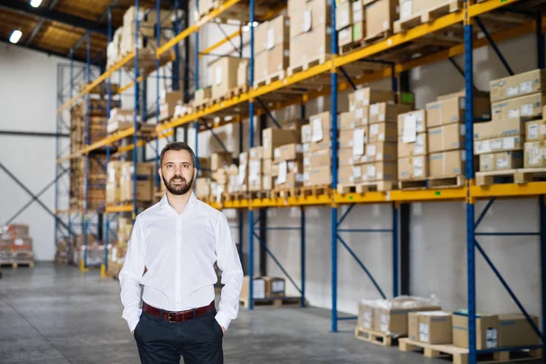 Retrato de um trabalhador ou supervisor de armazém masculino . — Fotografia de Stock