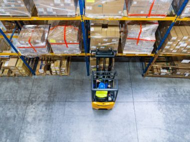 Forklift kullanan bir depocu..