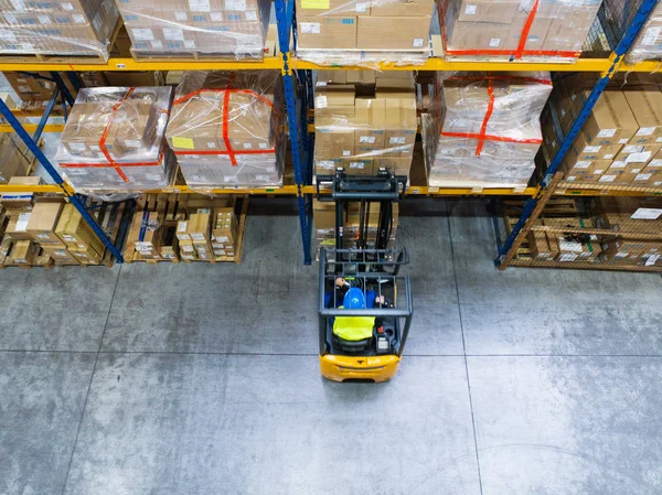 Trabajador de almacén con carretilla elevadora. — Foto de Stock