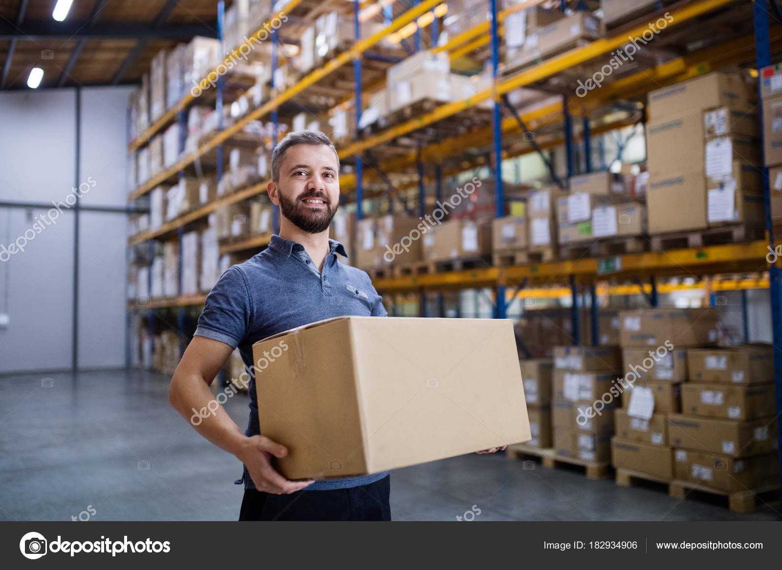 Комплектовщик на склад. Работник склада. Мужчина на складе. Комплектовщик комплектовщица. Мужчина на складе.