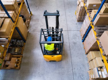 Forklift kullanan bir depocu..