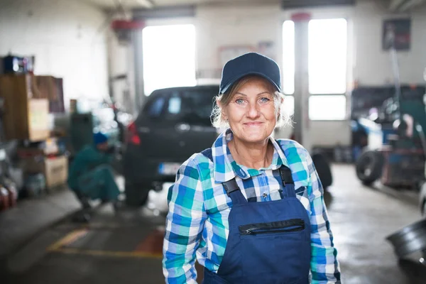 Портрет старшої механіки-жінки в гаражі . — стокове фото