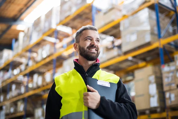 Mannelijke magazijnmedewerker met Klembord. — Stockfoto