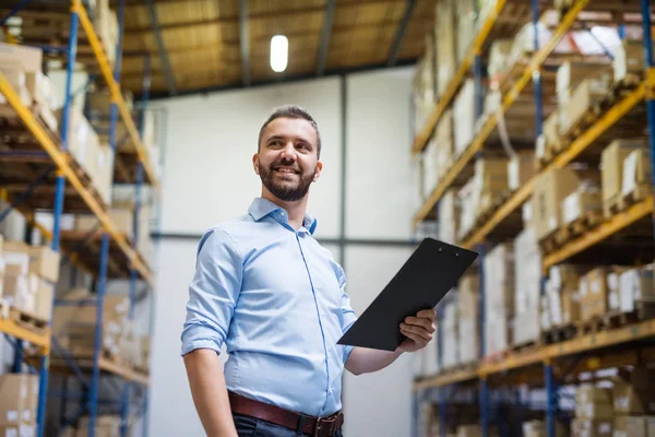 Porträt eines männlichen Lagerarbeiters oder Vorgesetzten. — Stockfoto