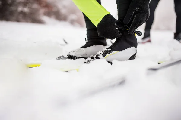 Casal sênior se preparando para esqui cross-country . — Fotografia de Stock