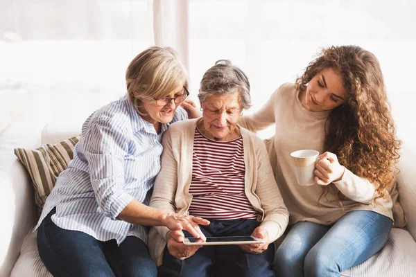 Mädchen im Teenageralter, Mutter und Großmutter mit Tablet zu Hause. — Stockfoto