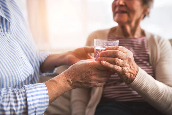 Unerkennbare Seniorinnen zu Hause. — Stockfoto