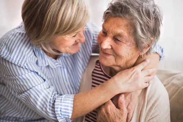 Senior vrouwen thuis. — Stockfoto