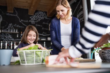 Annem ve anneannem evde küçük bir kızla.