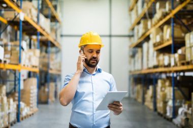 Ambar görevlisi veya danışman ile bir smartphone.