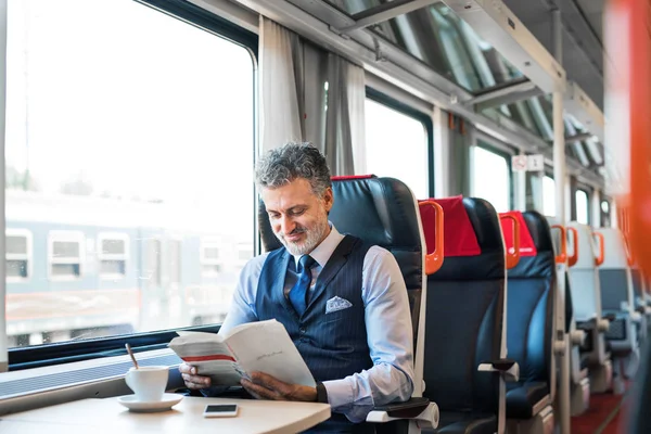 Rijpe zakenman reizen per trein. — Stockfoto