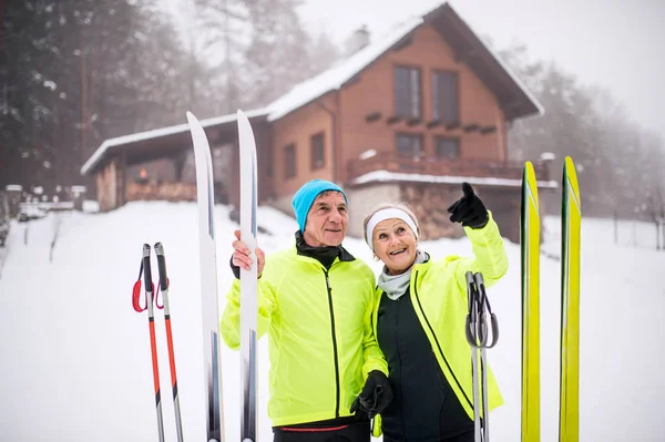 Senior para przygotowuje się do uprawiania narciarstwa biegowego. — Zdjęcie stockowe