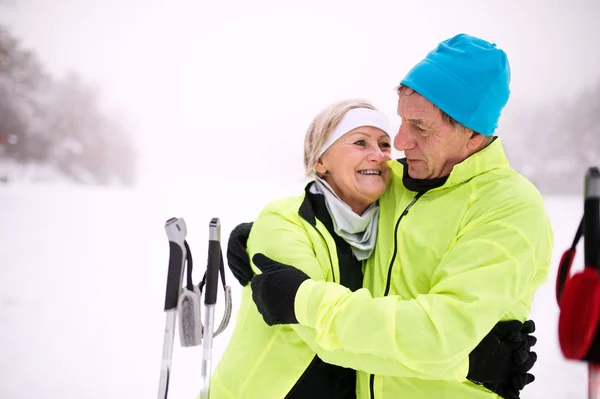 Äldre par längdskidor. — Stockfoto