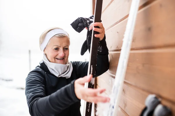 Femme âgée se préparant pour le ski . — Photo