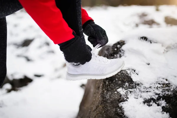 Onherkenbaar vrouw joggen in de winter natuur. — Stockfoto