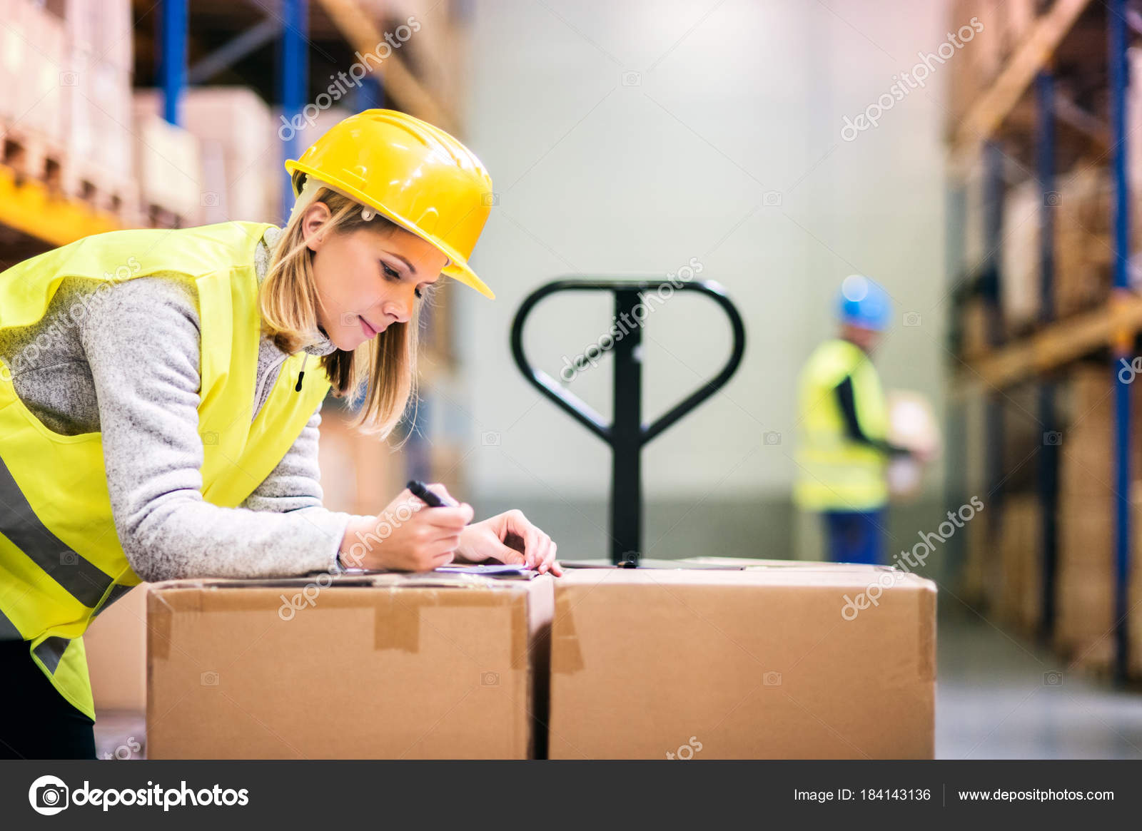 Рабочий работает 8. Рабочий работает 8. Работник. Рабочий на заводе. Токарь.