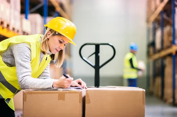 Young workers working in a warehouse. — Stock Photo, Image