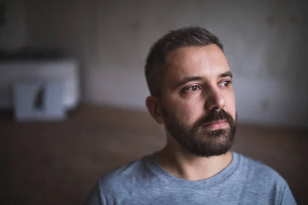 Retrato de um homem em casa ou no escritório . — Fotografia de Stock