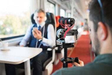 Tren ile seyahat eden smartphone ile olgun iş adamı.