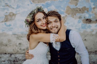 Güzel gelin ve damat eski püskü evin önünde.