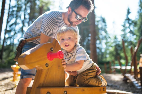 Vater mit kleinem Jungen auf dem Spielplatz. — Stockfoto