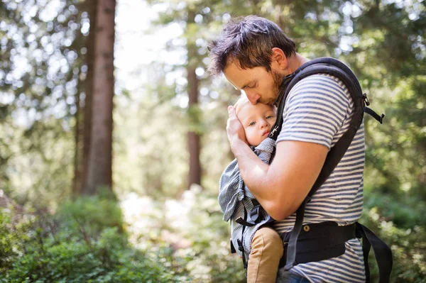 Mladý otec s malým chlapcem v lese, letní den. — Stock fotografie