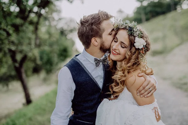 Mooie bruid en bruidegom in de groene natuur. — Stockfoto