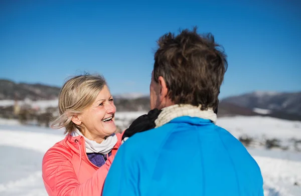 Äldre par jogging i vinter natur. — Stockfoto