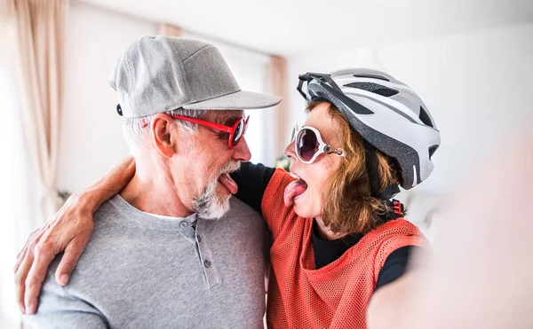 Casal sênior se divertindo em casa . — Fotografia de Stock