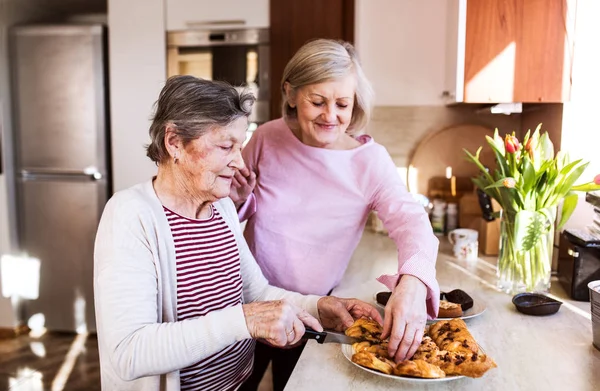 Donne anziane che preparano il cibo in cucina . — Foto Stock