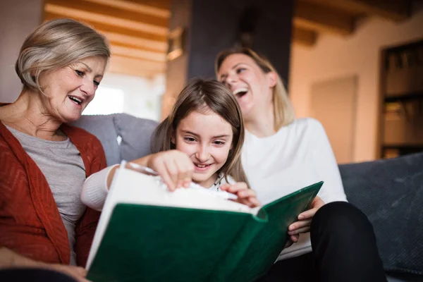 Una bambina con mamma e nonna a casa . — Foto Stock