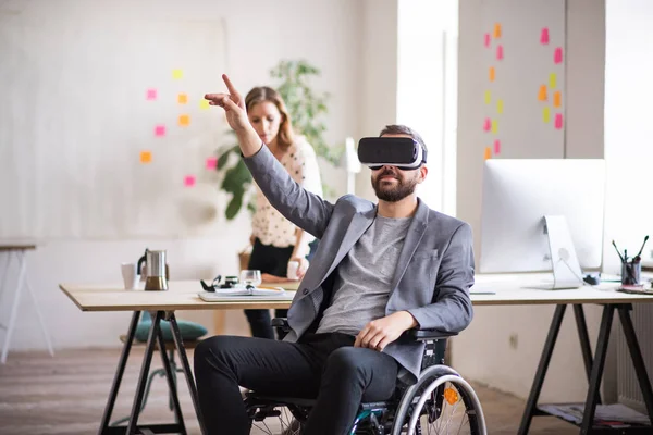 Dois empresários com cadeira de rodas e óculos VR no escritório . — Fotografia de Stock