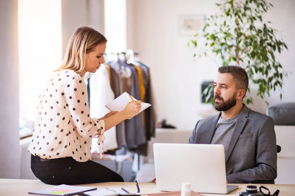 Twee mensen uit het bedrijfsleven met rolstoel in het kantoor. — Stockfoto