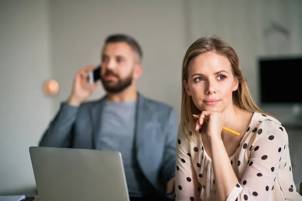 Twee mensen uit het bedrijfsleven in het kantoor. — Stockfoto