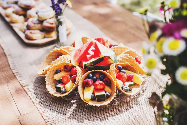 Tavola apparecchiata per una festa in giardino o una festa all'aperto. — Foto Stock