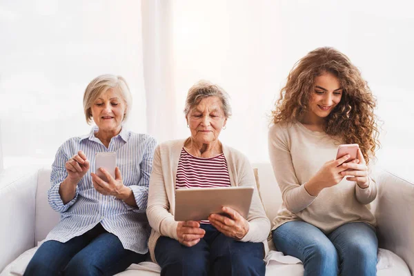 Mädchen im Teenageralter, Mutter und Großmutter mit Tablet zu Hause. — Stockfoto