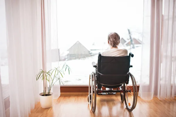 Senior kobieta na wózku inwalidzkim w domu. — Zdjęcie stockowe
