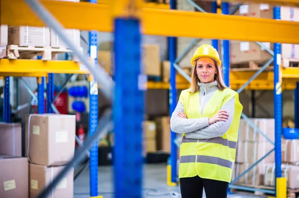 Portret van een jonge vrouw magazijnmedewerker. — Stockfoto